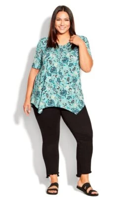 Evans Green Sharkbite Print Top