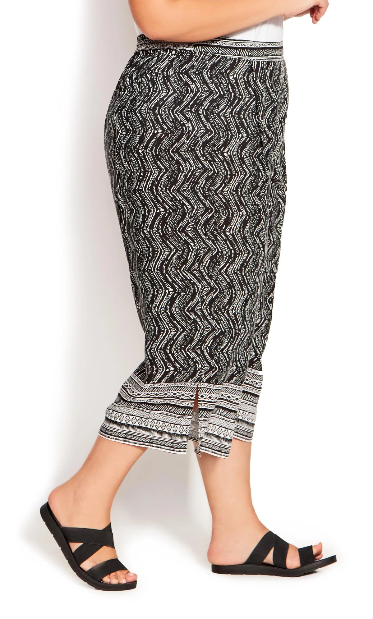 Avenue Black Border Print Wide Leg Cropped Trousers - Image 5